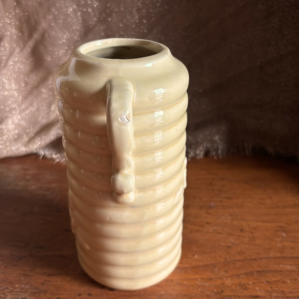 Vintage USA pale yellow beehive & floral 7” pottery vase with scroll handles - Picture 2 of 11